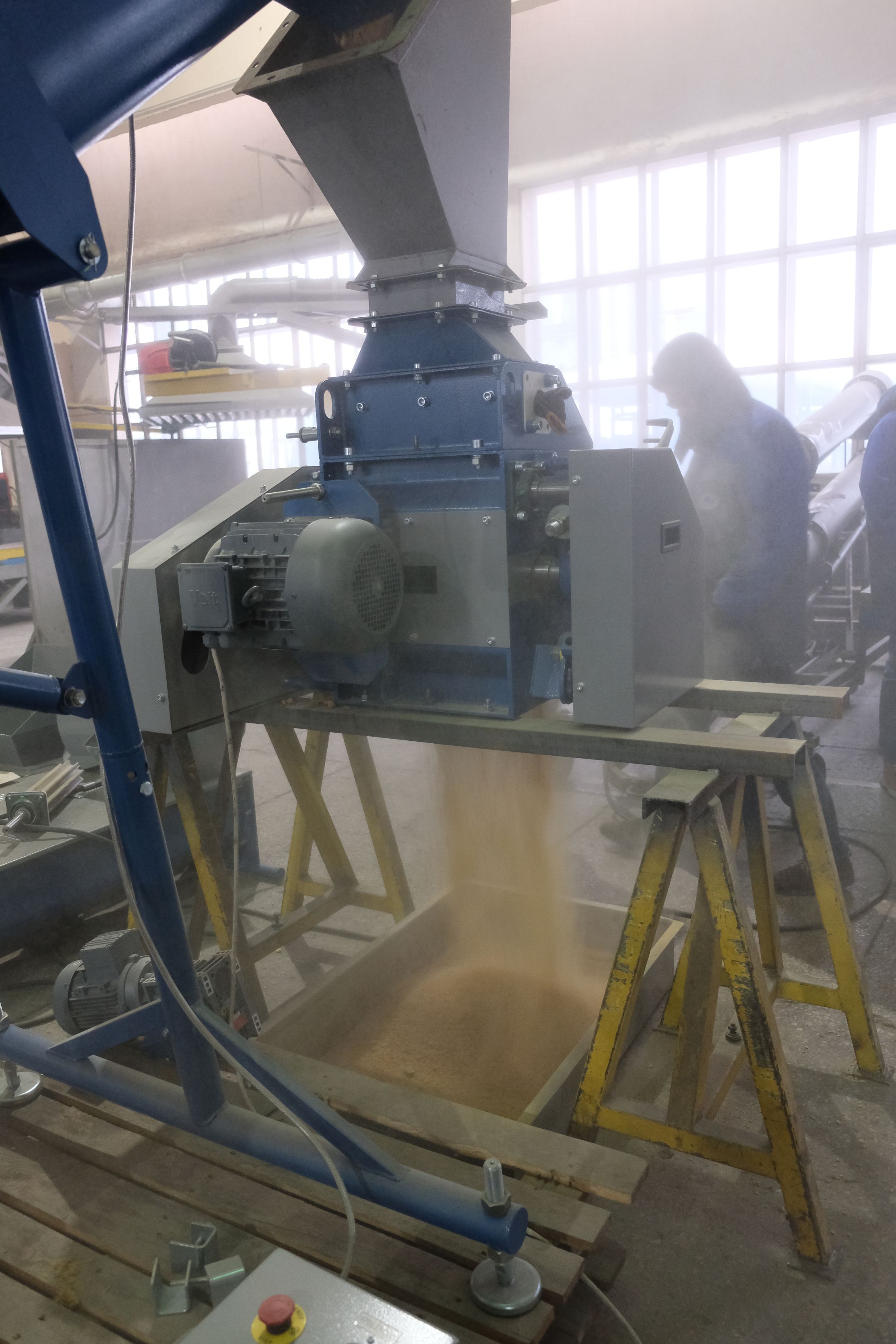 Roller mill grinder